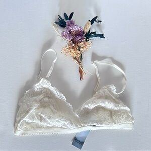 NWT Aritzia Talula White Cream Oak Lace Bralette